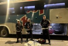 PM apreende 2 mil pinos de cocaína em ônibus na RJ-140, em Arraial do Cabo